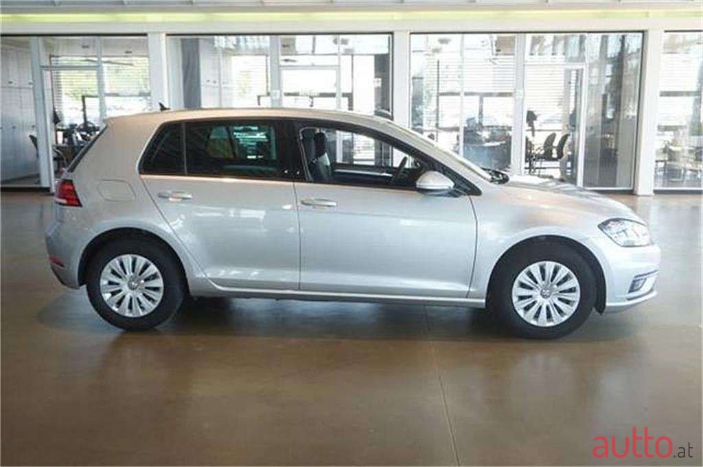 2018' Volkswagen Golf photo #2