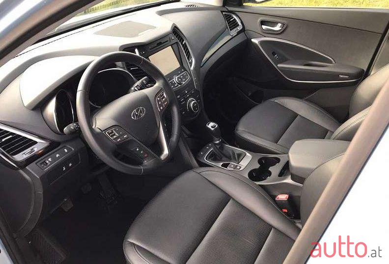 2013' Hyundai Santa Fe photo #2