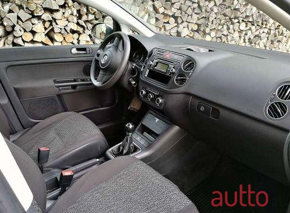 2009' Volkswagen Golf photo #4