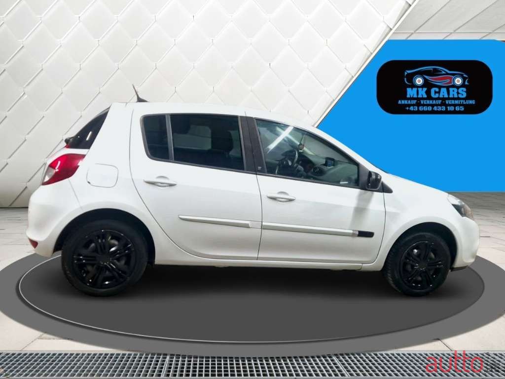 2011' Renault Clio photo #6