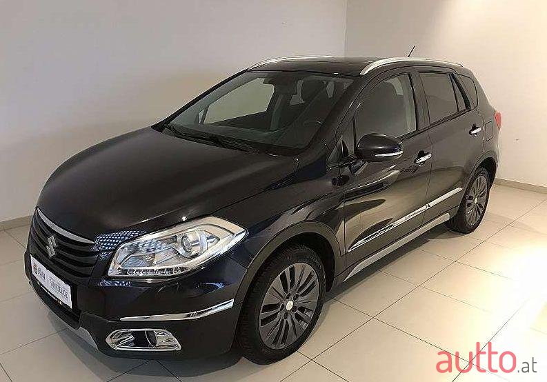 2013' Suzuki SX4 photo #1