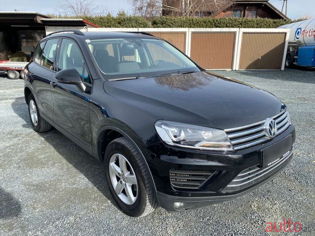 2016' Volkswagen Touareg photo #1