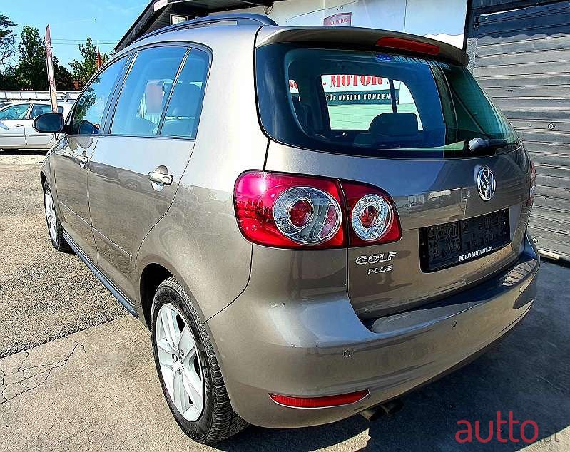 2009' Volkswagen Golf photo #5