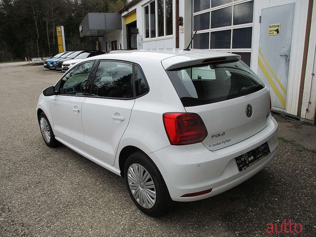2015' Volkswagen Polo photo #3