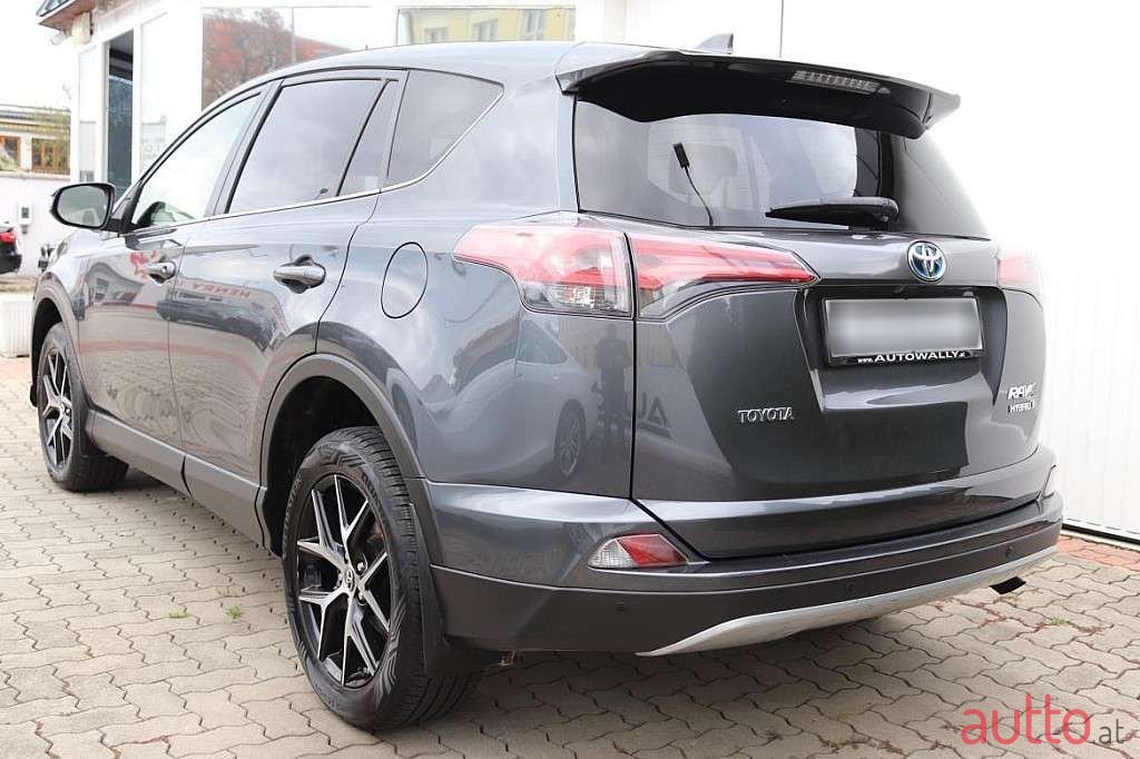 2017' Toyota RAV4 photo #2