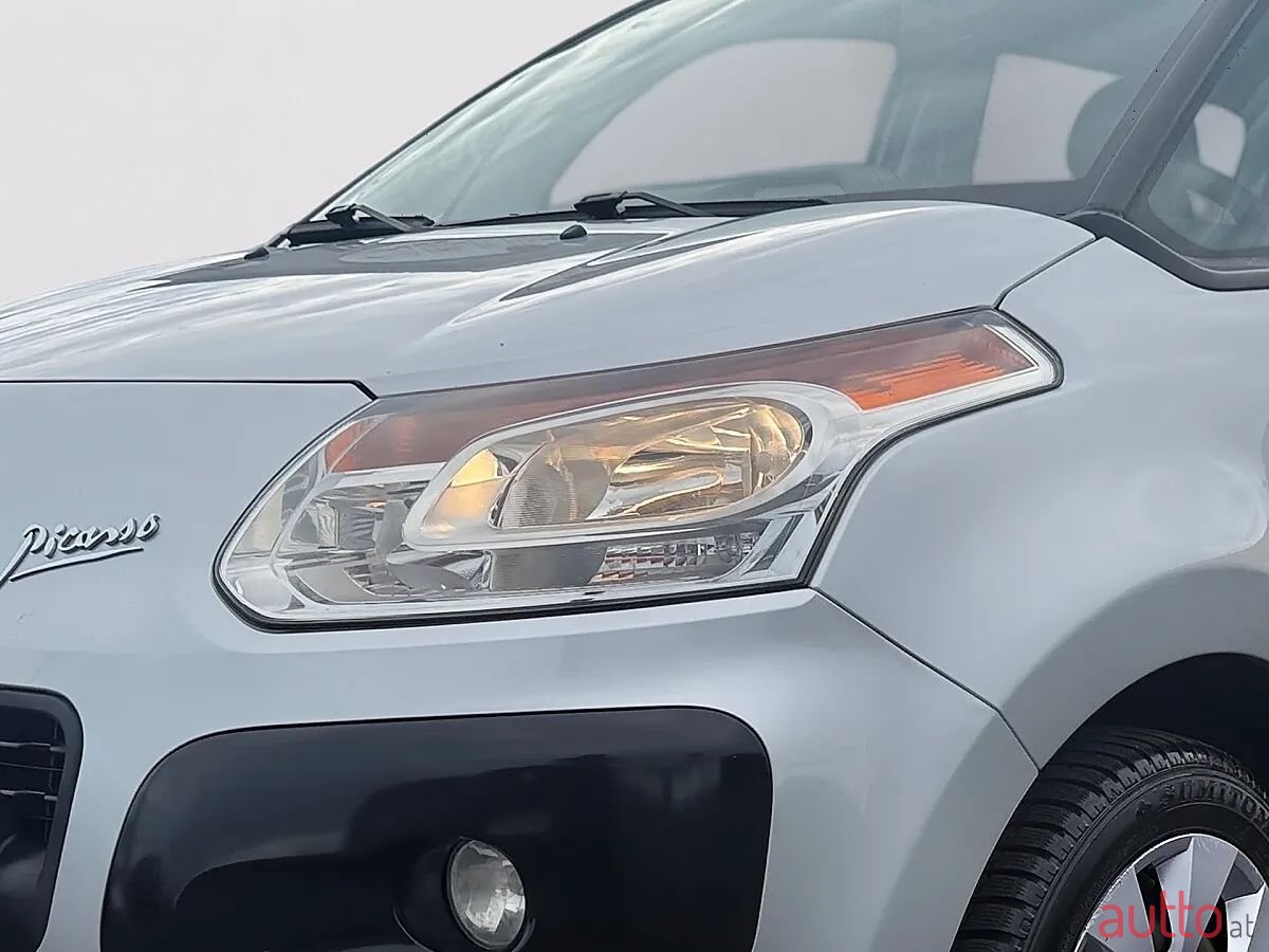 2011' Citroen C3 Picasso photo #3