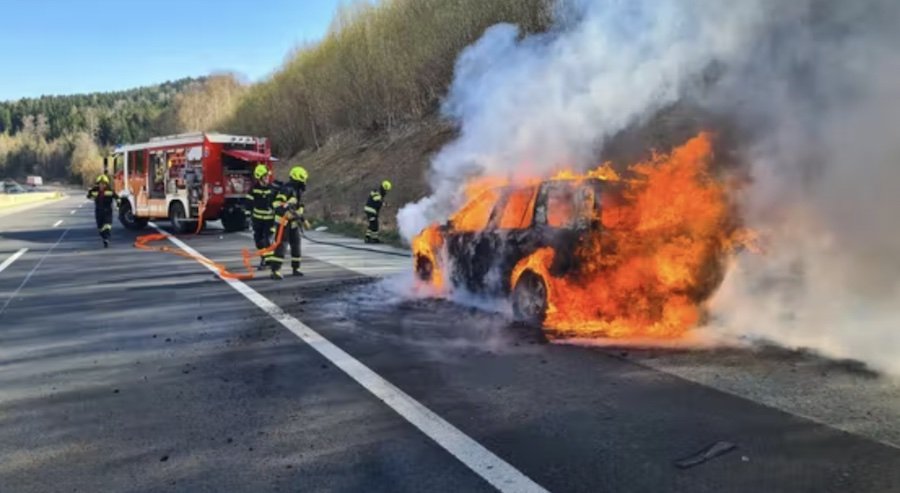 Wiener Land Rover geht auf A2 in Flammen auf