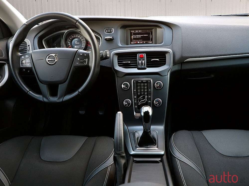 2018' Volvo V40 photo #6