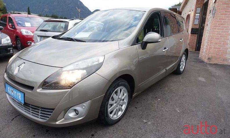 2010' Renault Grand Scenic photo #1