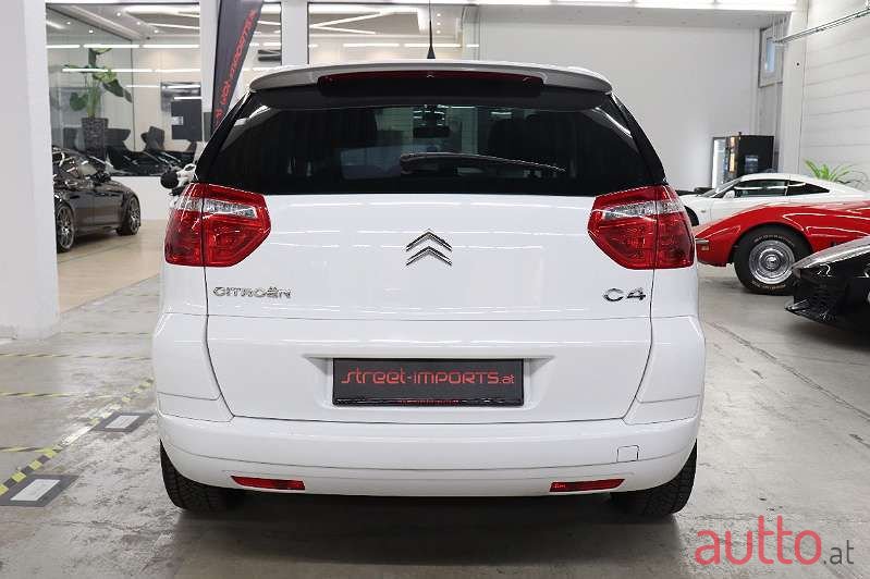 2010' Citroen C4 Picasso photo #5