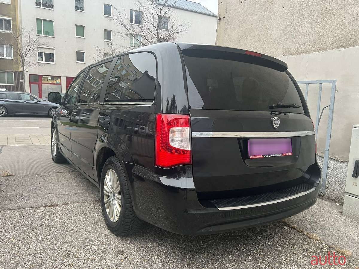 2012' Lancia Voyager photo #4
