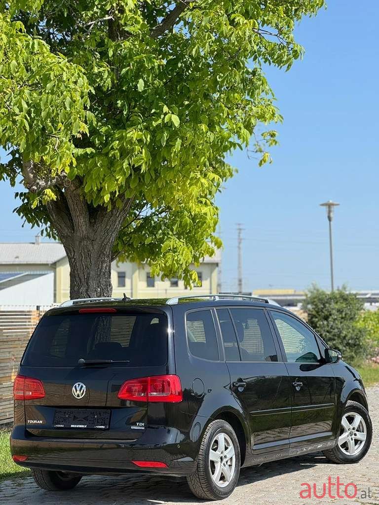 2013' Volkswagen Touran photo #3