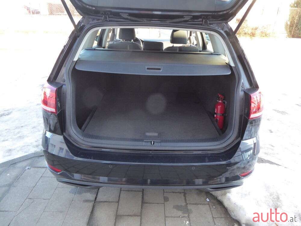 2020' Volkswagen Golf photo #4