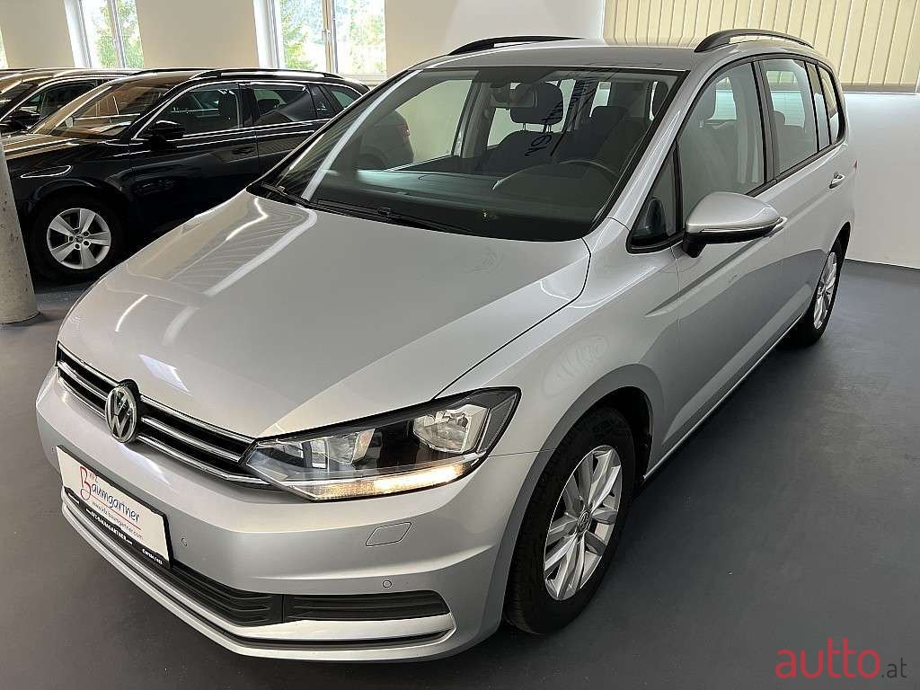 2019' Volkswagen Touran photo #2