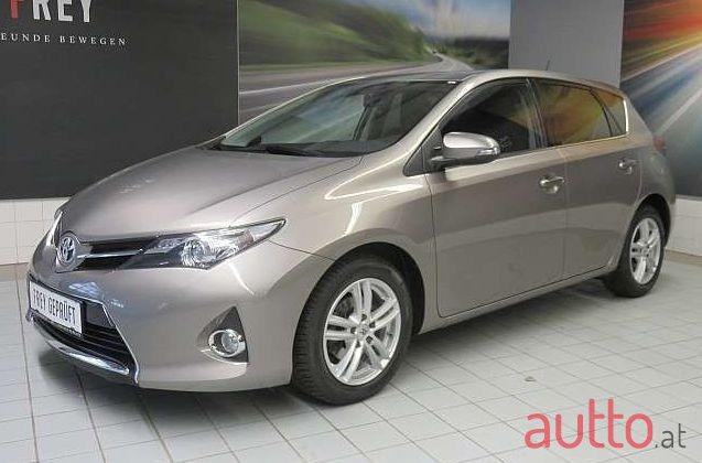 2015' Toyota Auris photo #1