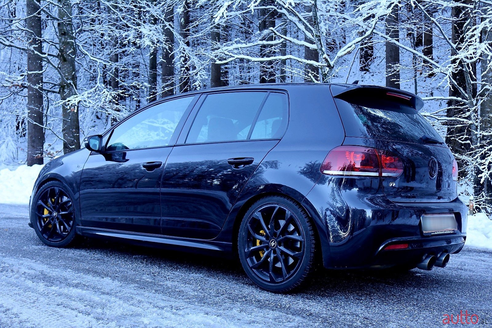 2010' Volkswagen Golf R photo #3