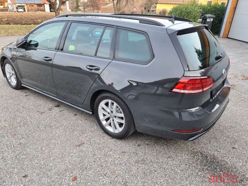 2019' Volkswagen Golf photo #3
