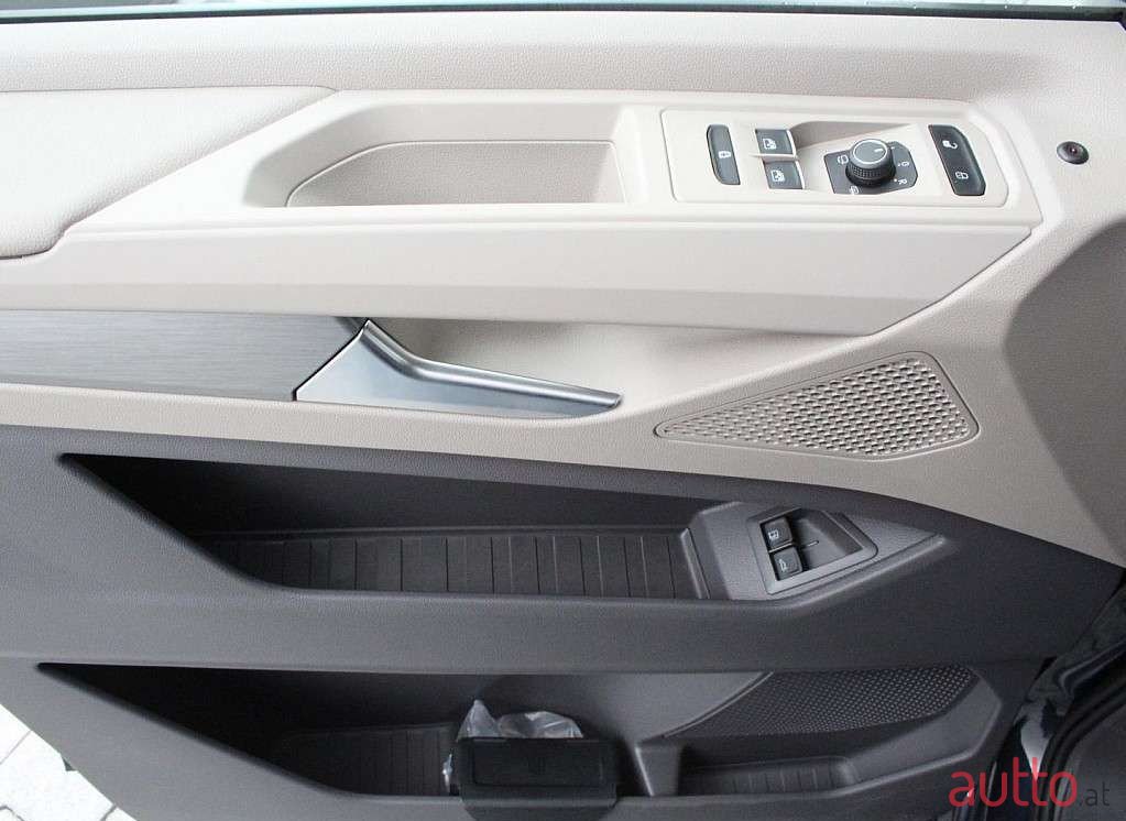 2023' Volkswagen Multivan photo #3