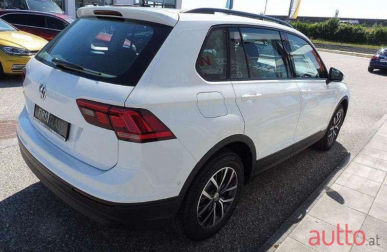 2019' Volkswagen Tiguan photo #2