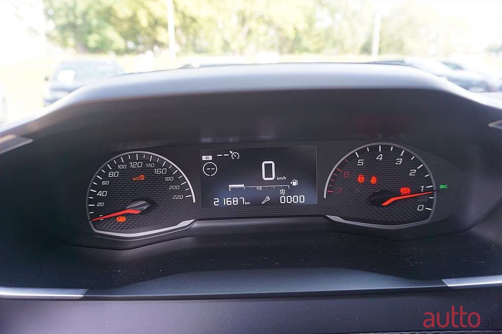 2021' Peugeot 2008 photo #5