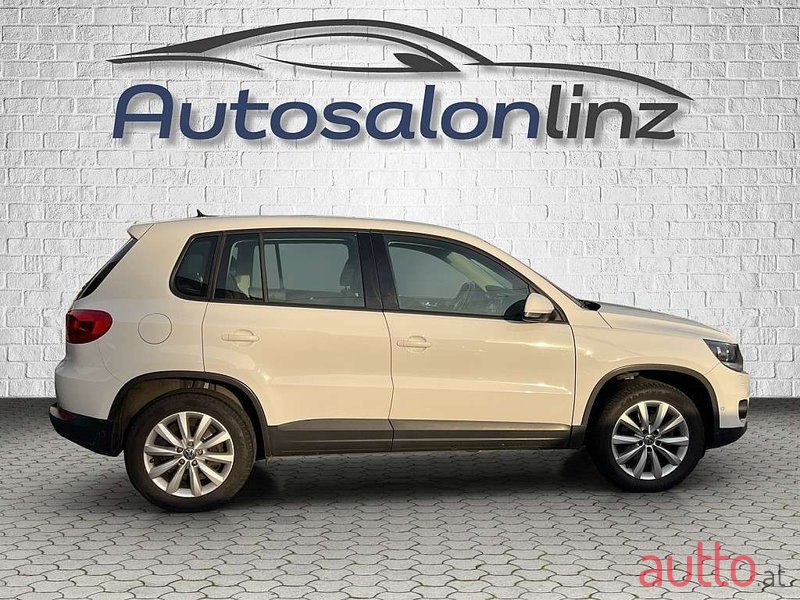 2011' Volkswagen Tiguan photo #6