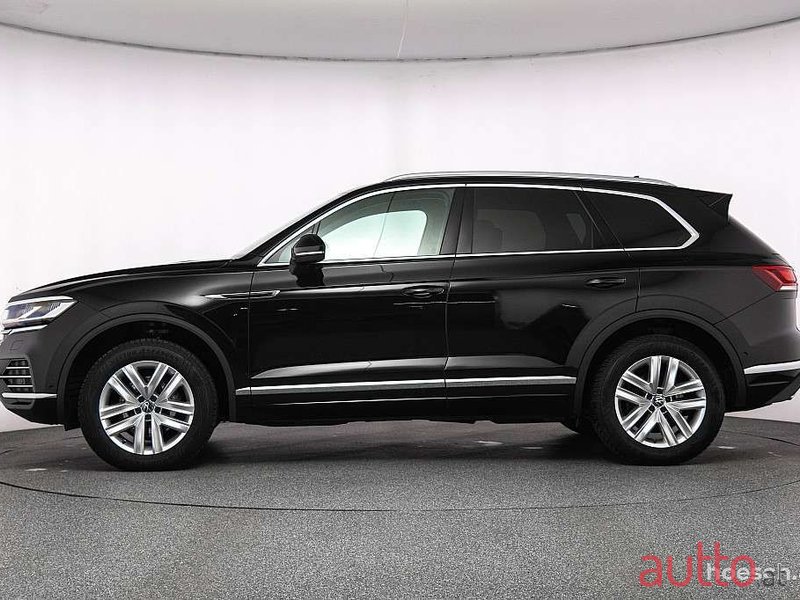 2023' Volkswagen Touareg photo #3