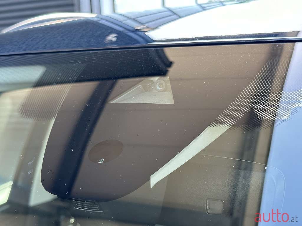 2022' Volkswagen Tiguan photo #6