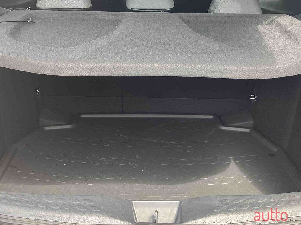 2022' Toyota C-HR photo #6