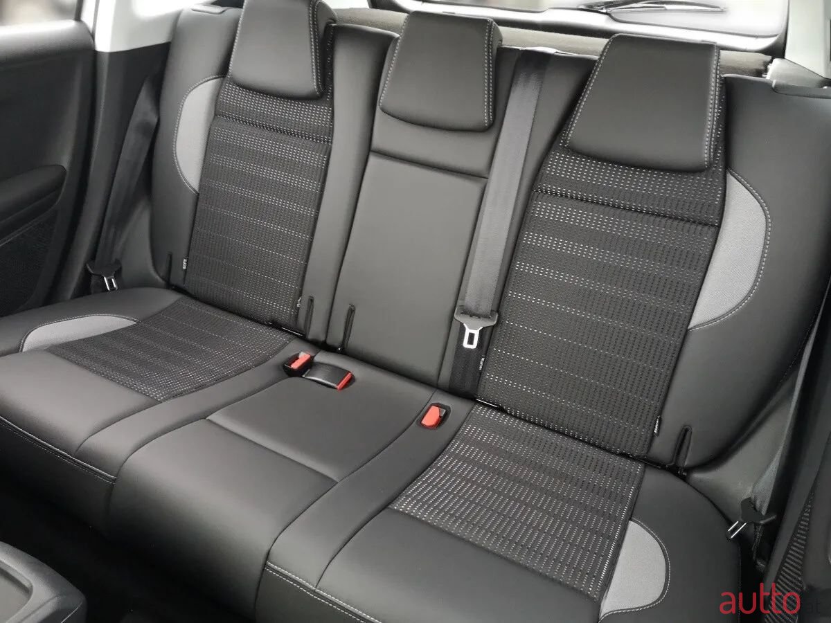 2018' Peugeot 2008 photo #3