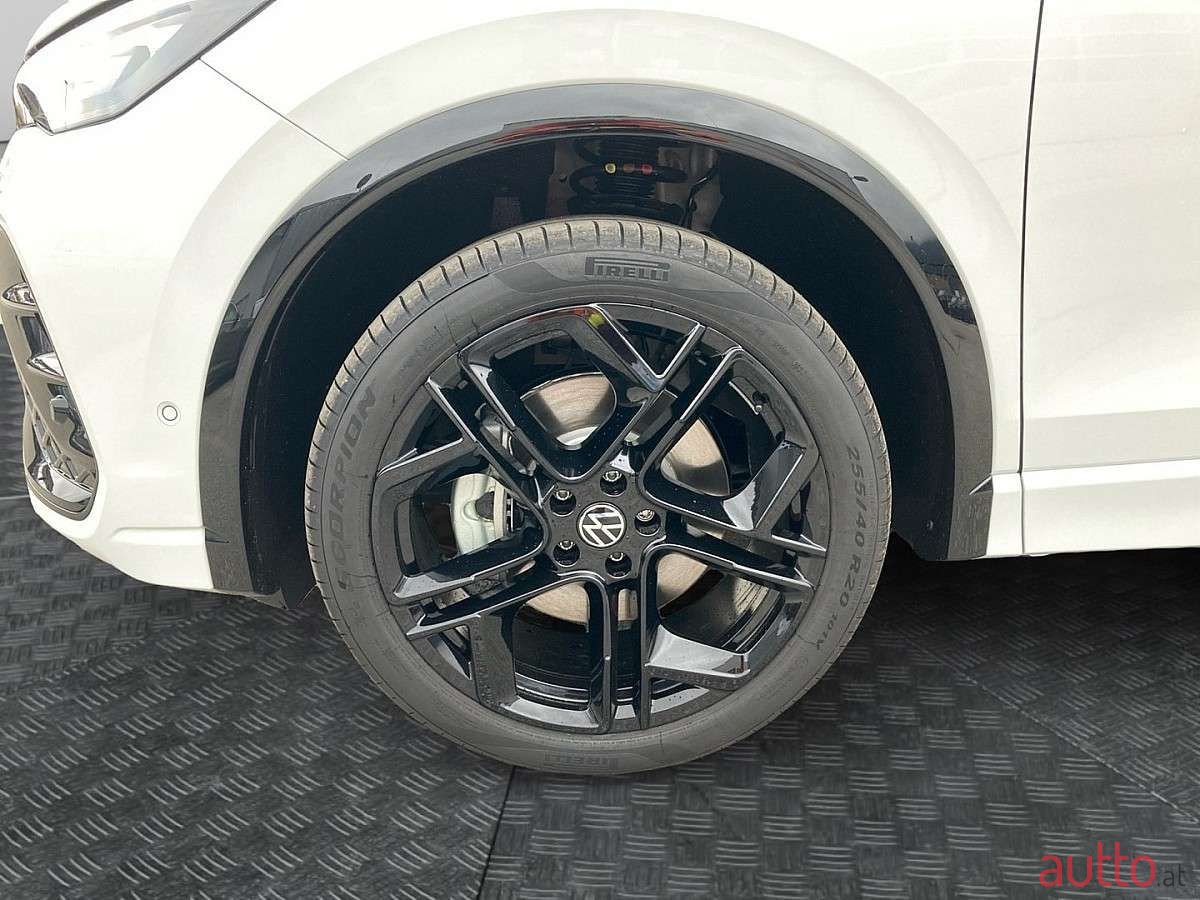 2024' Volkswagen Tiguan photo #6