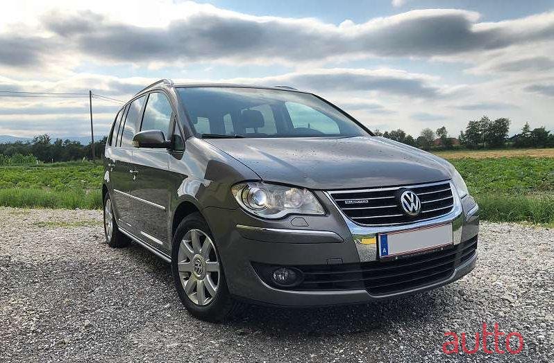 2009' Volkswagen Touran photo #1