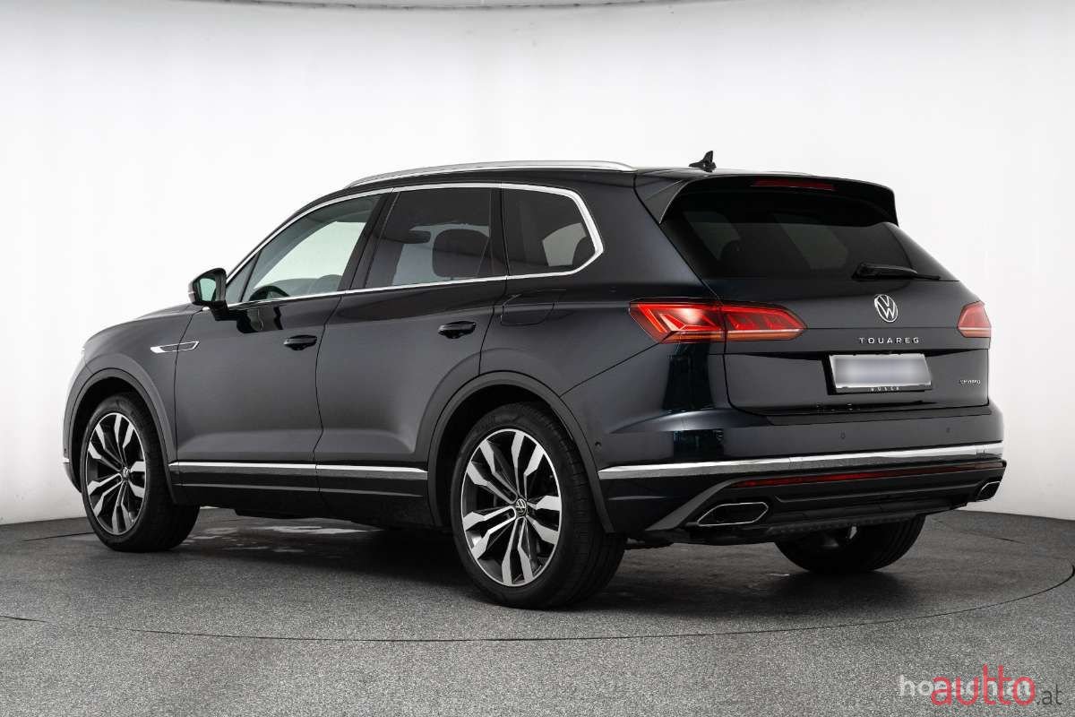 2022' Volkswagen Touareg photo #4