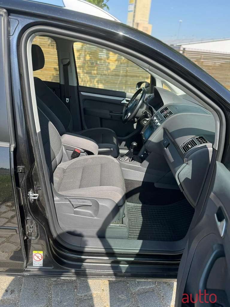 2013' Volkswagen Touran photo #6