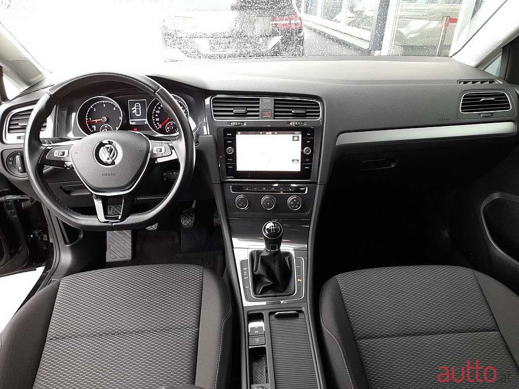 2018' Volkswagen Golf photo #2