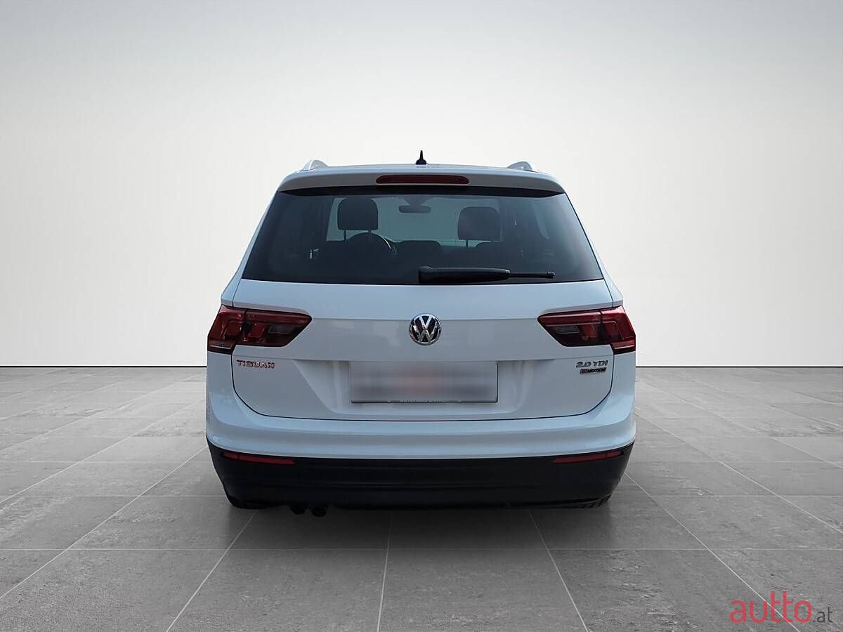 2017' Volkswagen Tiguan photo #5