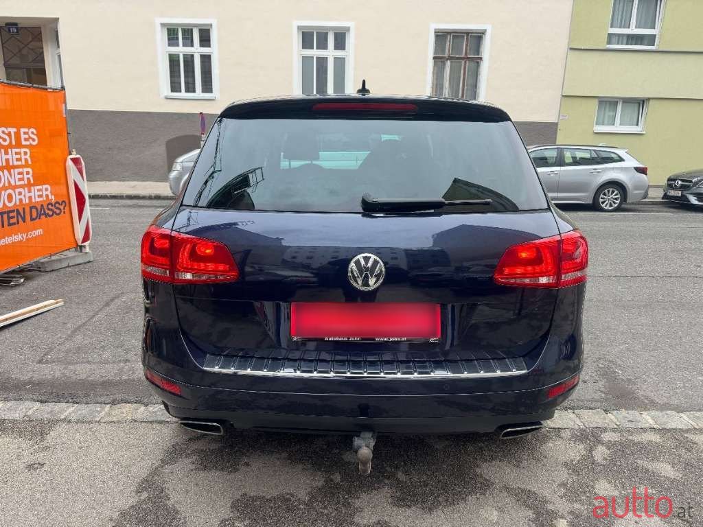 2010' Volkswagen Touareg photo #5