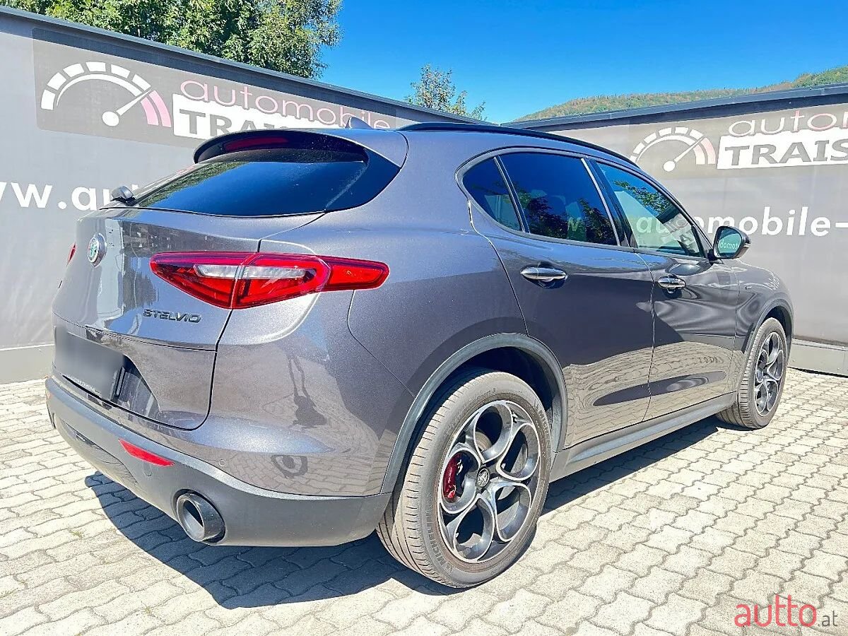 2022' Alfa Romeo Stelvio photo #5