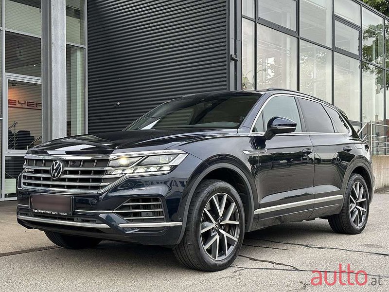 2021' Volkswagen Touareg photo #2