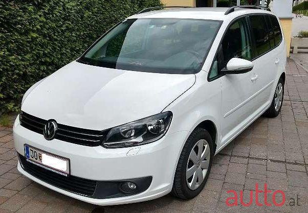 2011' Volkswagen Touran photo #1