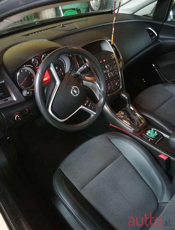 2010' Opel Astra photo #2