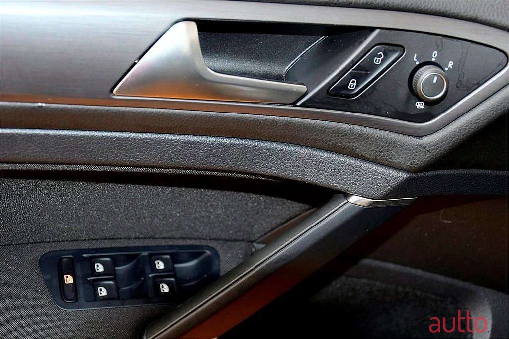 2020' Volkswagen Golf photo #6