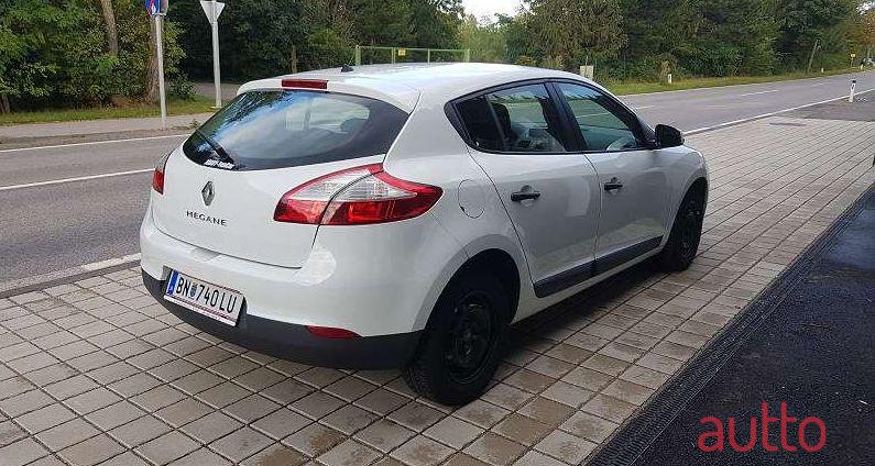 2011' Renault Megane photo #1