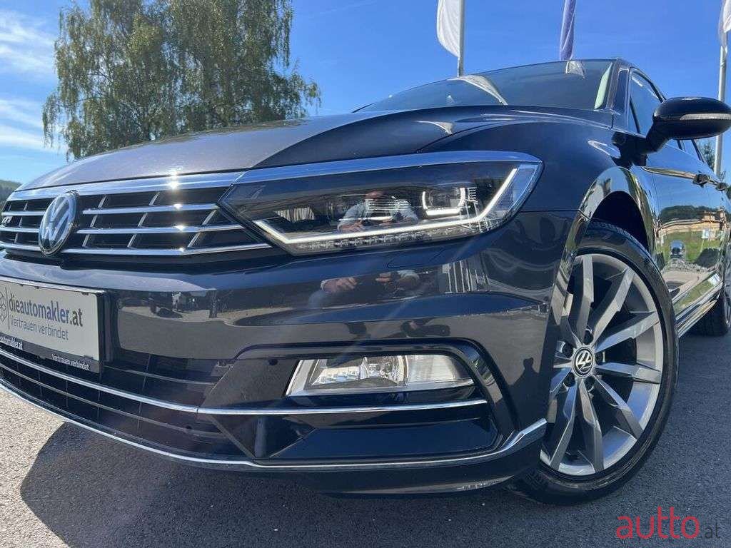 2019' Volkswagen Passat photo #2
