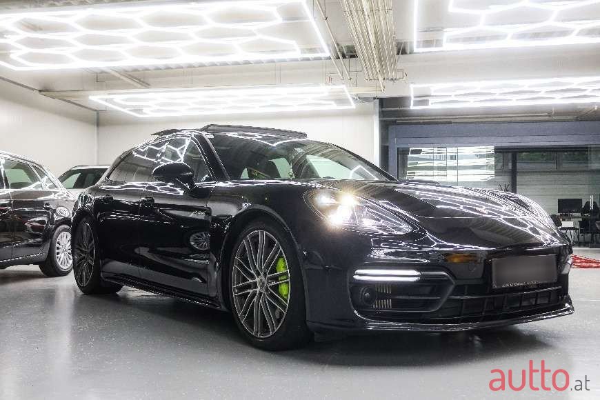 2018' Porsche Panamera photo #2