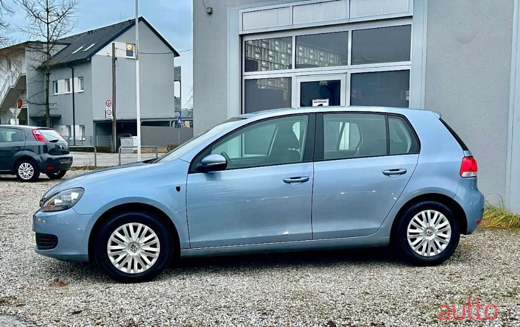 2009' Volkswagen Golf photo #2
