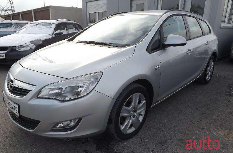 2011' Opel Astra photo #2