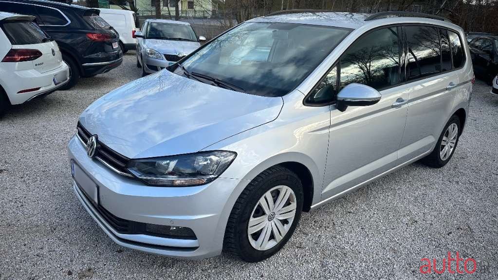 2019' Volkswagen Touran photo #5