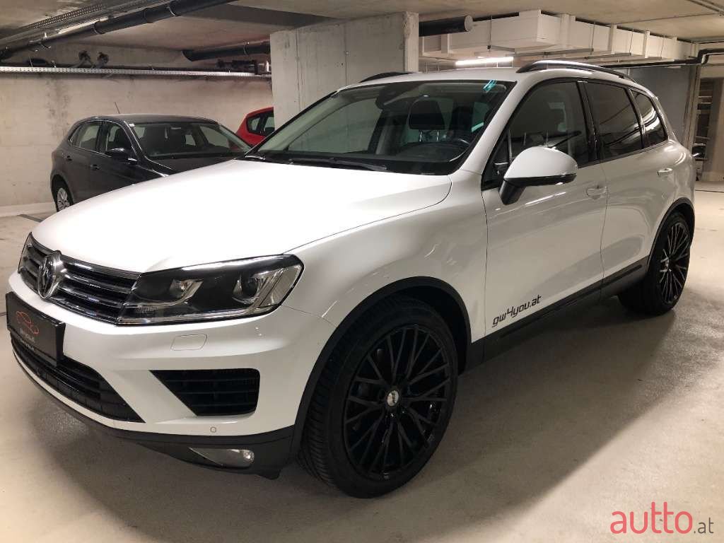 2017' Volkswagen Touareg photo #1