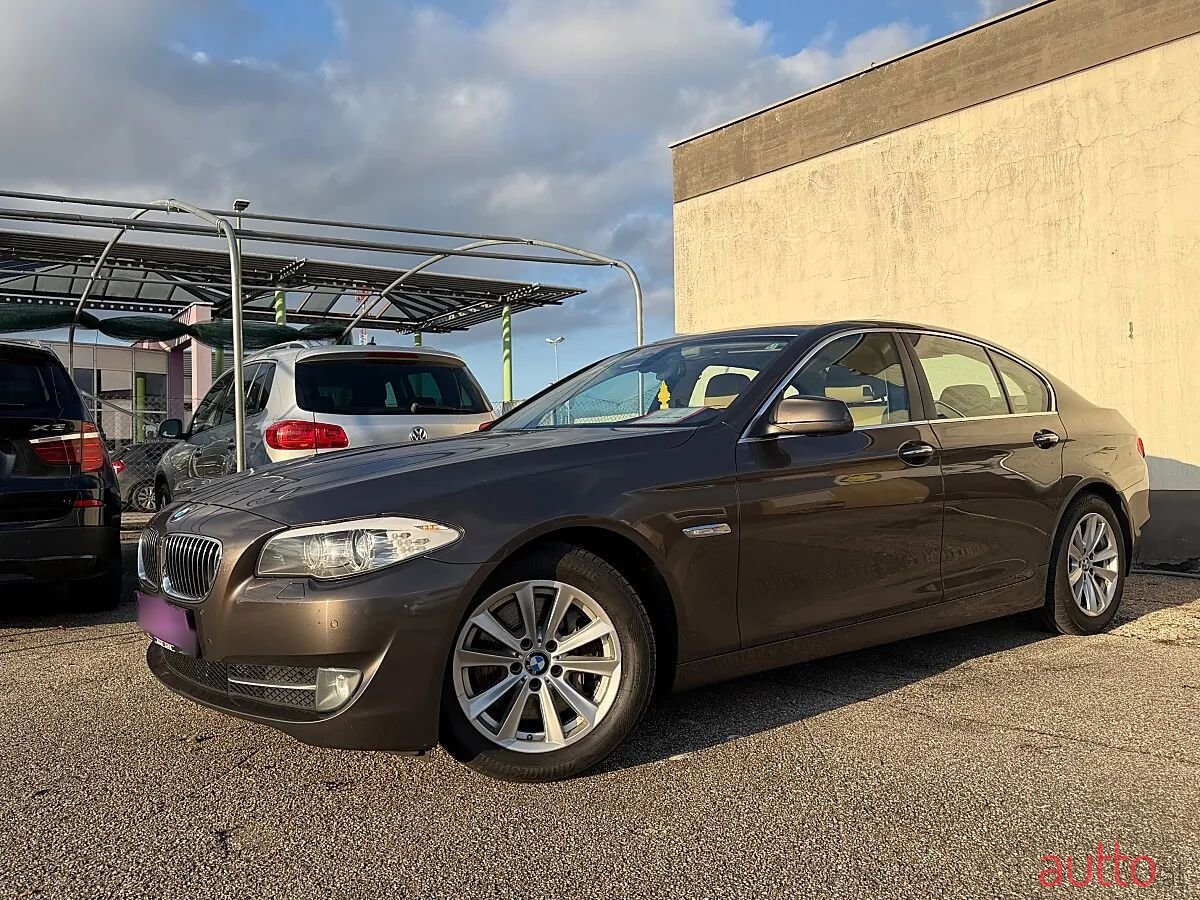 2011' BMW 5Er-Reihe photo #2
