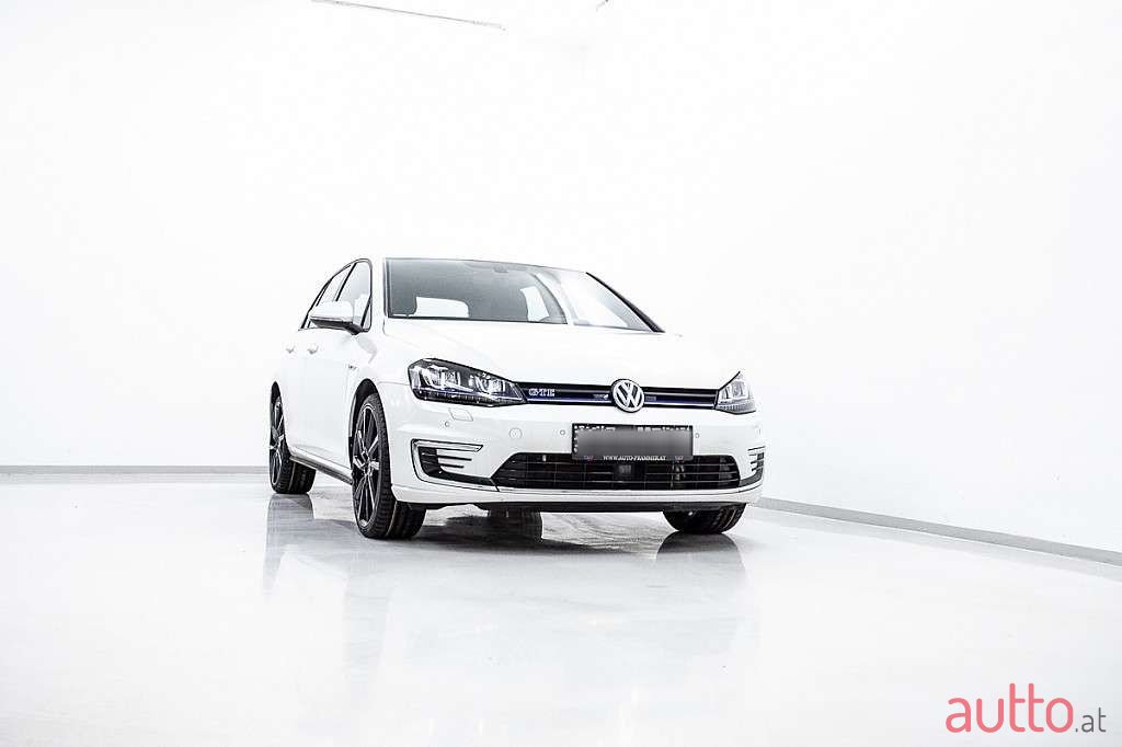 2017' Volkswagen Golf photo #2